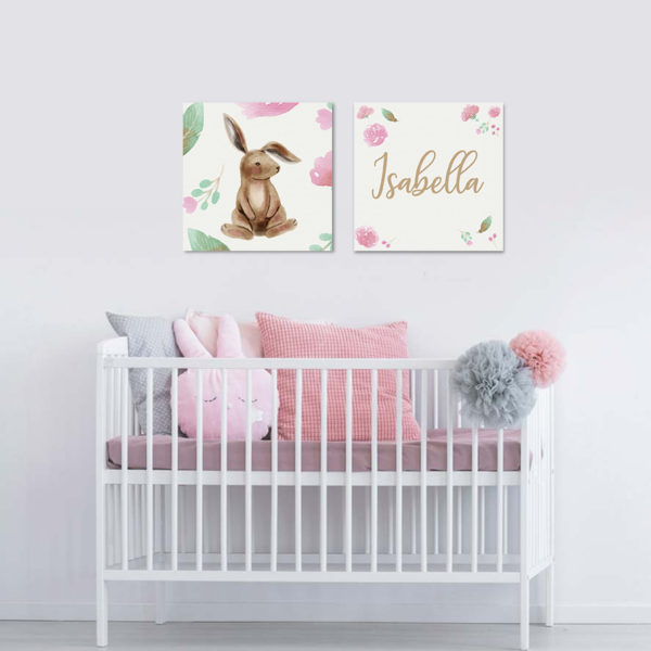 habitación de un bebe decorada con cuadros rosados
